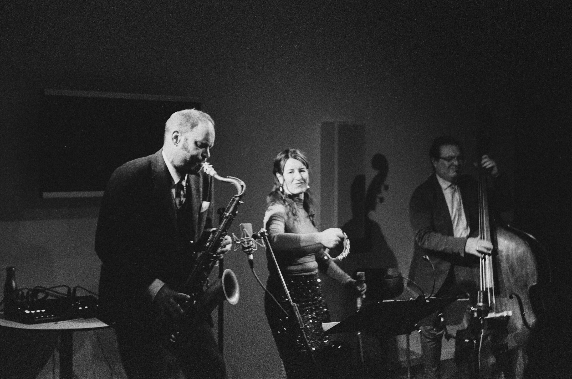 Live-Musik mit Saxofon, Gesang und Kontrabass auf der Bühne