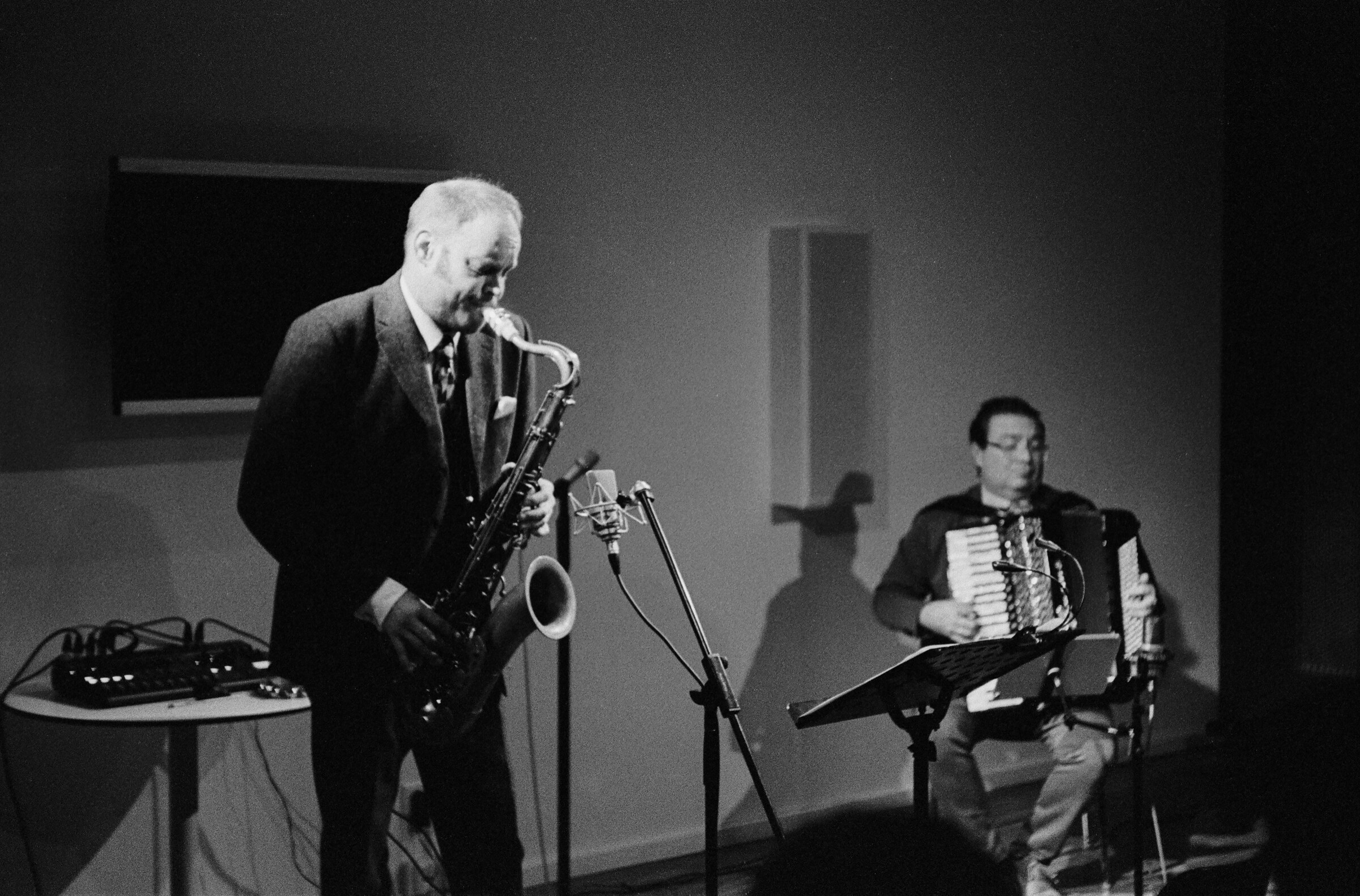 Peter Thoma am Saxofon und Max Link am Akkordeon bei einem Auftritt